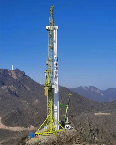 Wind turbine tower crane with rotating arm